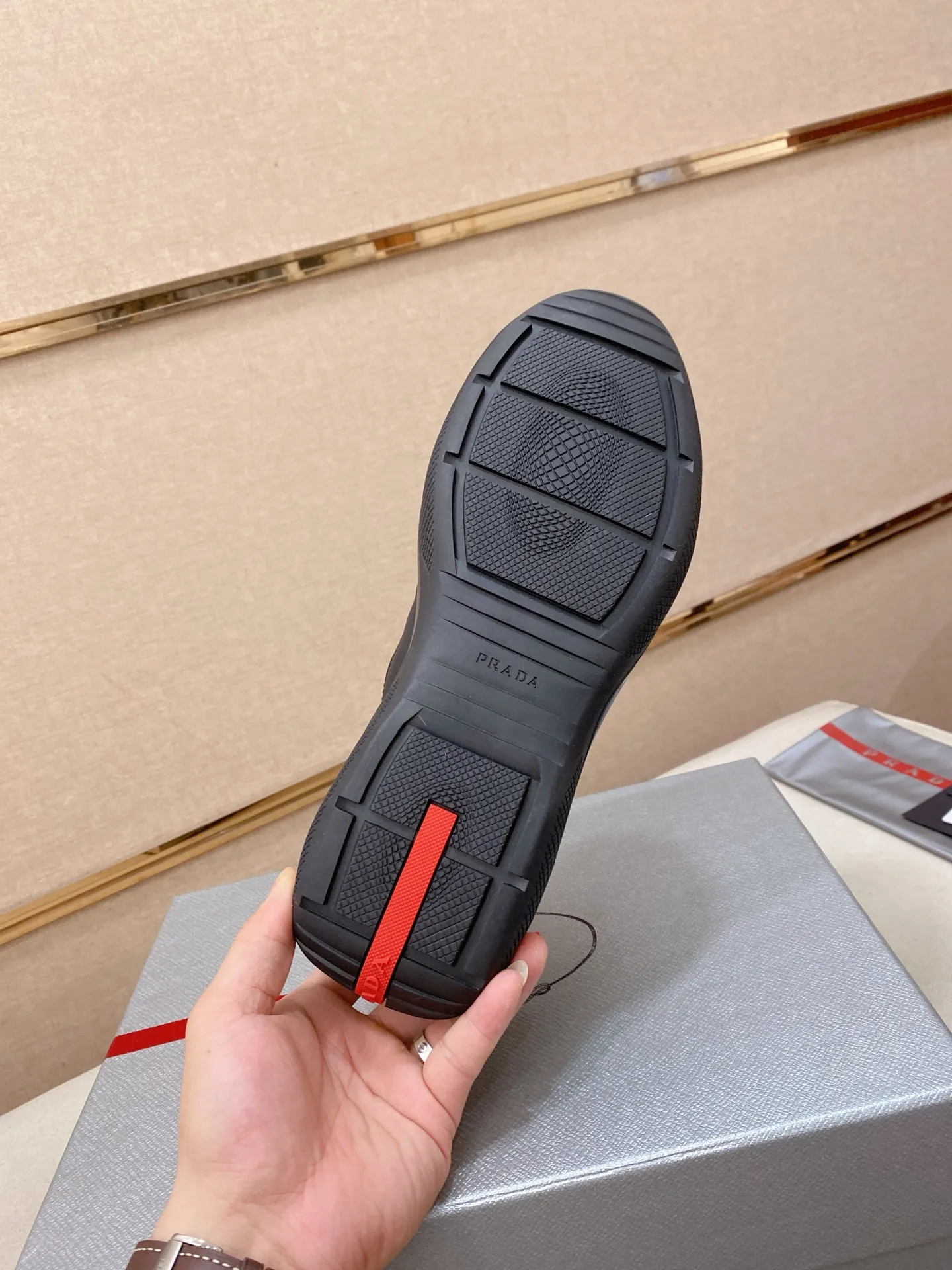 Men's shoes 💰 580💰 ✔️✔️✔️High version High-quality new PRADA (Prada) counters are launched simultaneously, new men's shoes, 😘fabrics are selected from first-layer cowhide fabrics. Lining: Imported cowhide leather lining. 👍🏿High-end☄️Open-molded non-slip rubber outsole, exquisite lines, simple and elegant, comfortable and high-end for leisure travel. Code number: 38 to 45